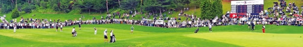 26일 경기 포천시 포천힐스CC에서 열린 한국여자프로골프(KLPGA)투어 ‘BC카드·한경레이디스컵’ 최종 3라운드에 구름 관중이 몰려들었다. 18번홀에서 박민지, 박지영, 서어진 등이 속한 ‘챔피언 조’의 경기를 갤러리들이 지켜보고 있다.  포천힐스CC=이승재 한경매거진 기자 