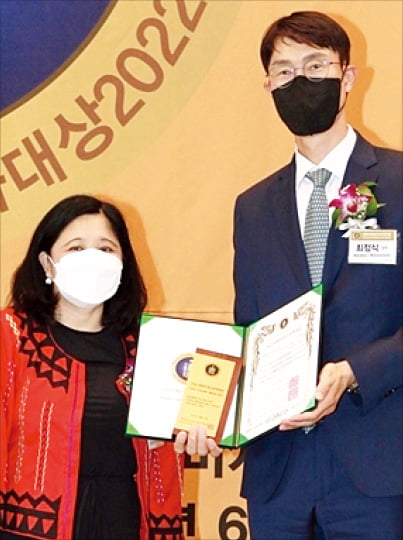 메르세데스벤츠코리아는 올해 ‘대한민국 소비자 대상’에서 5년 연속 ‘글로벌 베스트 브랜드’ 부문을 수상했다.  벤츠코리아 제공 