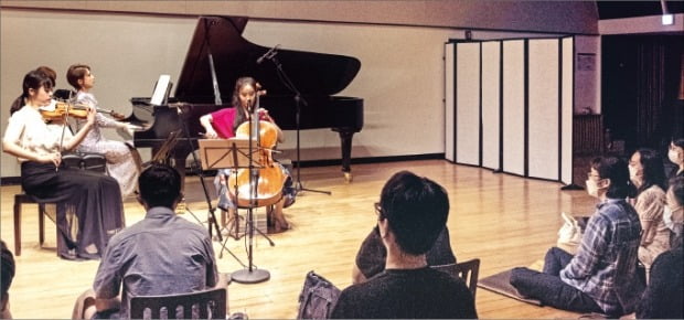 지난해 대학로 예술가의집에서 열린 ‘2021 줄라이 페스티벌’에서 김다미(바이올린)와 이정란(첼로), 김규연(피아노)이 연주하고 있다. /더하우스콘서트  제공 