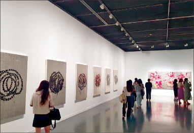 서울시립미술관 장 미셸 오토니엘 전시에서 관람객들이 ‘루브르의 장미’를 감상하고 있다. 