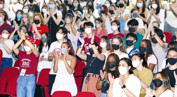 [포토] 단체응원 체험하는 외국인 학생들 