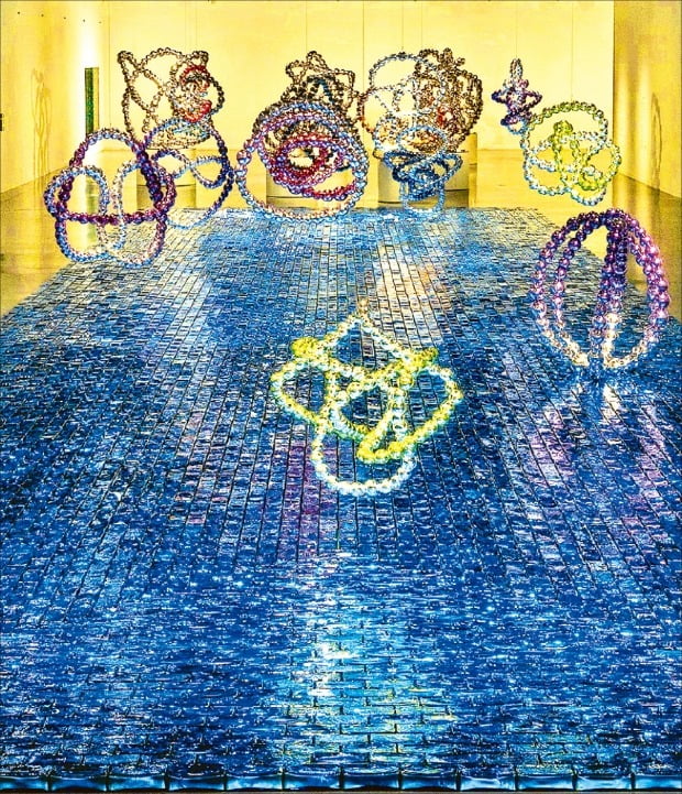 장 미셸 오토니엘 전시의 하이라이트인 ‘푸른 강’. 유리로 만든 7500여 장의 벽돌 위에 14개의 매듭 조각들이 별처럼 반짝인다. /서울시립미술관 제공 