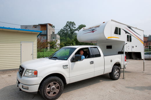 캠핑카는 크게 세 종류로 나뉜다. 자동차와 휴식 공간(카라반)이 하나로 연결돼 만들어진 모터카라반, 분리된 카라반을 일반 차량으로 견인해 가는 트레일러, 소형 트럭에 필요할 때마다 캠퍼 셸(camper shell)을 얹어 이동하는 ‘트럭캠퍼’로 구분된다.