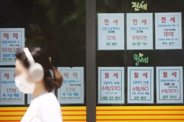 5월 31일 서울 시내 한 부동산 중개업소에 붙은 전월세 안내문. 사진=연합뉴스