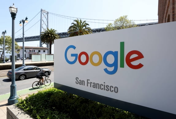 SAN FRANCISCO, CALIFORNIA - APRIL 26: A sign is posted in front of a Google office on April 26, 2022 in San Francisco, California. Google parent company Alphabet will report first quarter earnings today after the closing bell. Justin Sullivan/Getty Images/AFP
== FOR NEWSPAPERS, INTERNET, TELCOS & TELEVISION USE ONLY ==/2022-04-27 05:18:45/