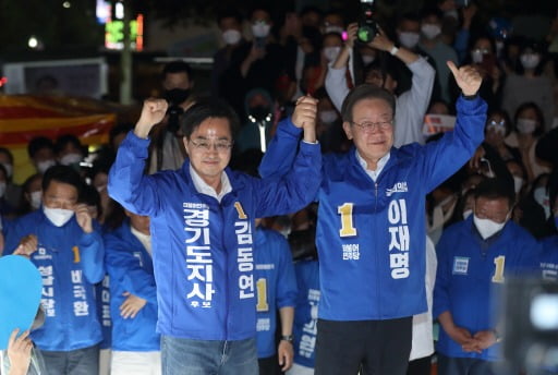 인천 계양을 국회의원 보궐선거에서 당선된 이재명 의원(오른쪽)과 김동연 경기도지사 당선인이 지난 5월 21일 경기도 성남시 야탑역에서 손을 잡고 합동 유세를 하는 모습. 연합뉴스