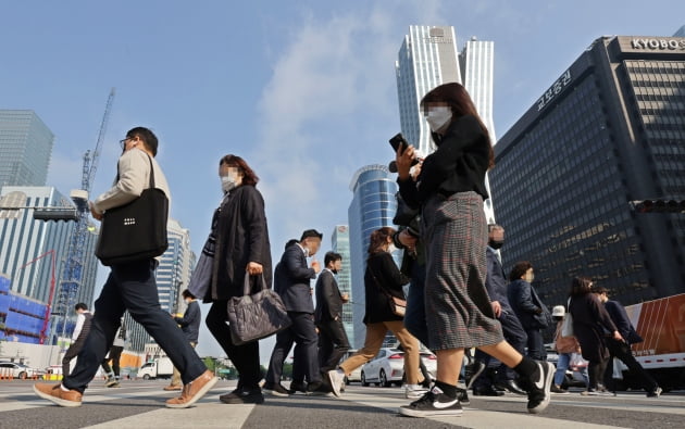 지난 5월 2일, 서울 여의도역 인근에서 직장인들이 출근하고 있다. (사진=연합뉴스)