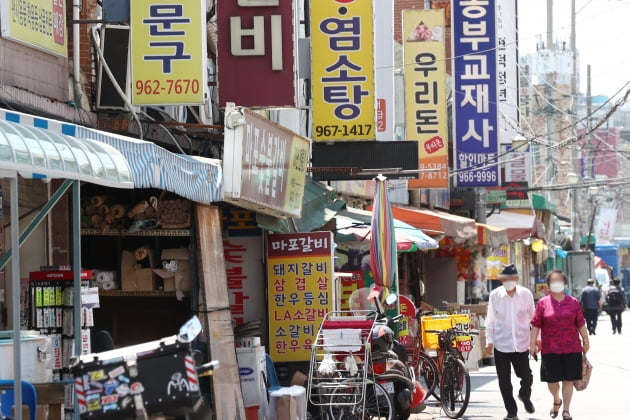 서울 시내에서 영업 중인 상점들의 모습.(사진=연합뉴스)