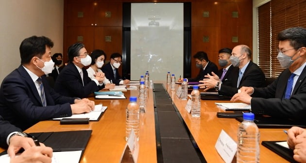 정승일(왼쪽에서 두번째) 한국전력 사장이 패트릭 프래그먼 미국 웨스팅하우스 사장과 지난 8일 면담을 가졌다. 사진=한국전력 제공