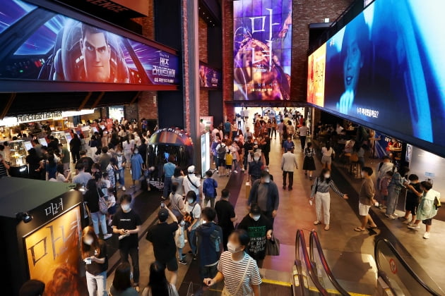 2. 6월 영화관을 찾은 관객들로 극장이 붐비고 있다.[연합뉴스]