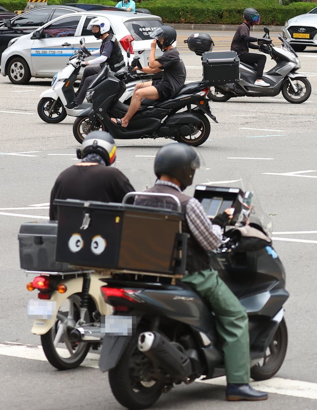 서울 시내의 한 교차로를 지나는 오토바이 모습들. 사진=연합뉴스
