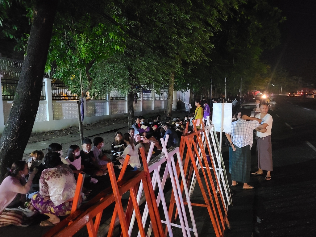 [미얀마르포] "오전 2시에 왔어요"…한국대사관 장사진 사연 들어보니