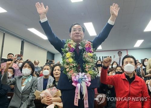 교육감선거 진보 9곳·보수 8곳 승리…경남서 아침까지 초접전(종합2보)