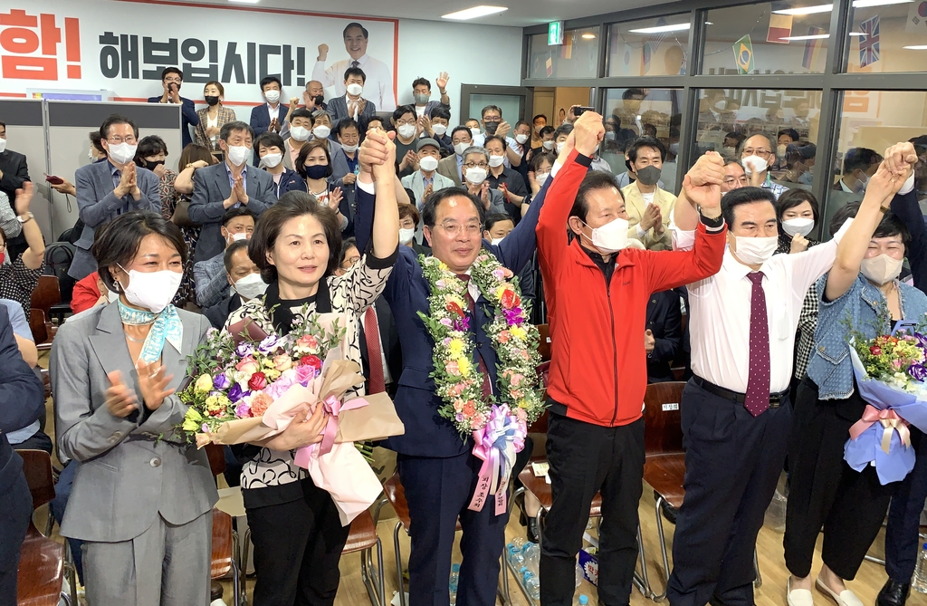 부산교육감에 보수 하윤수 당선…첫 도전에 초접전 승리(종합)