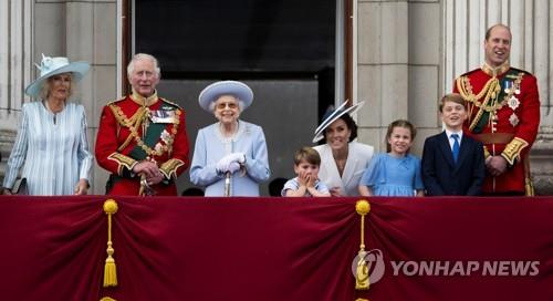 [르포] "애국심이 솟아요" 영국 여왕 즉위 70주년 화려한 기념식