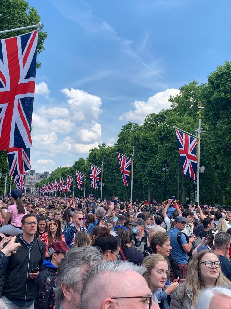 [르포] "애국심이 솟아요" 영국 여왕 즉위 70주년 화려한 기념식