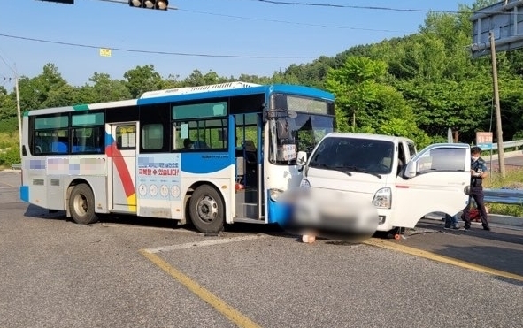 충북 영동서 시내버스·화물차 부딪쳐…6명 다쳐