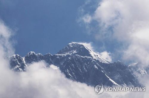 에베레스트 등정 조작 인도인, 등반금지 풀리자 정상 올라