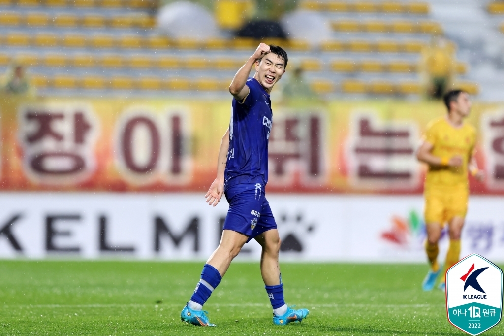 '헤이스 2골' 선두 광주FC, 충남아산에 역전승…12경기 무패