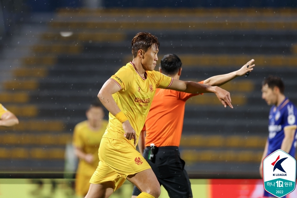 '헤이스 2골' 선두 광주FC, 충남아산에 역전승…12경기 무패