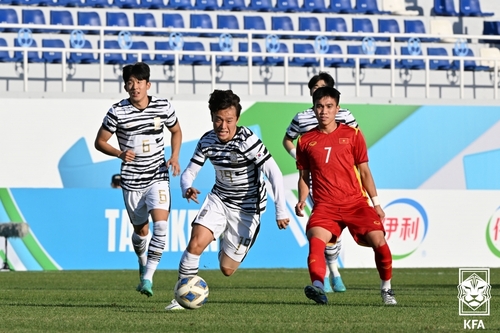 '이진용 퇴장' 황선홍호, 조영욱 선제골에도 베트남과 무승부(종합)