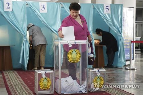 카자흐, '나자르바예프 초대 대통령 권한축소' 개헌 투표 통과(종합)