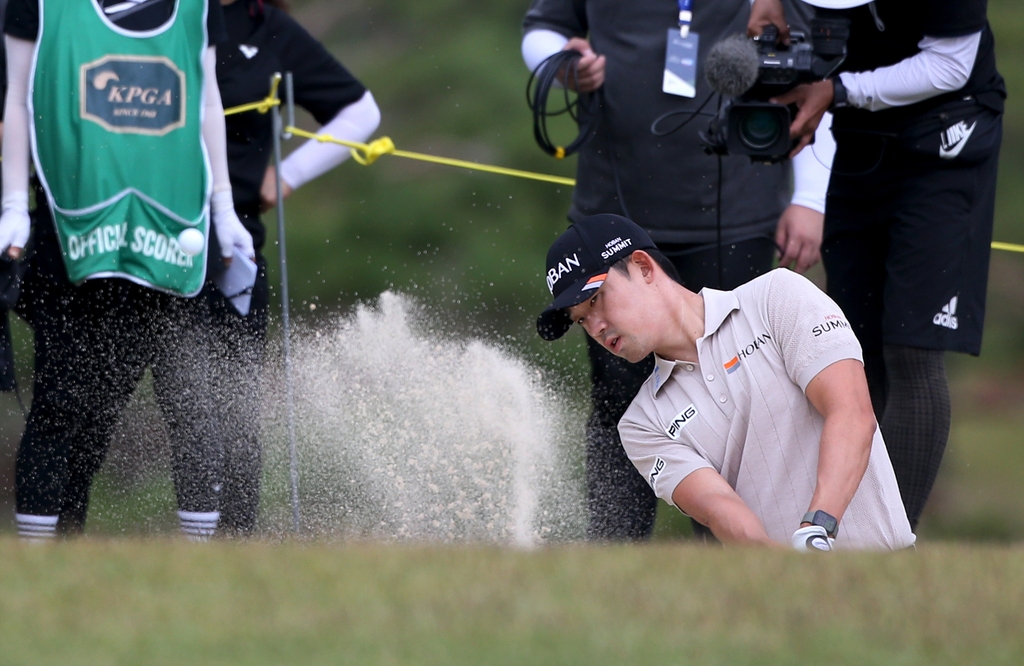 '군 복귀' 황중곤, KPGA 선수권 이틀 연속 선두…3R 12언더파