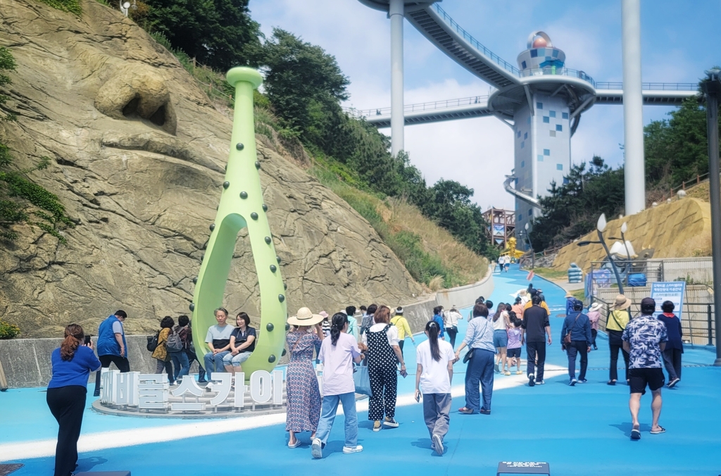 [동해안산불 100일] ③ 낯선 집이 어색한 이재민들 "그래도 일어서야죠"