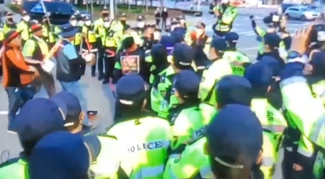 부산 신선대부두서 경찰관 폭행한 화물연대 노조원 체포