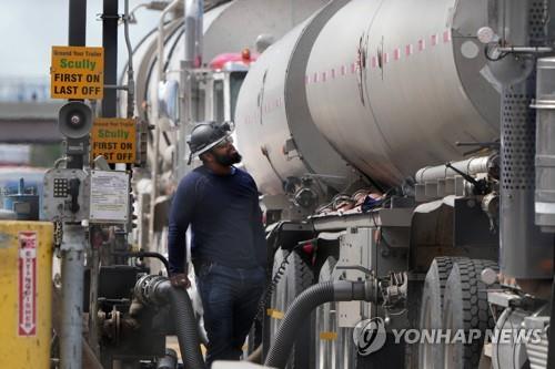 백악관, 유가 급등에 연료 수출 제한카드 '만지작'