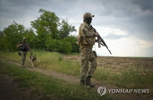 "우크라군 인명피해, 하루 1000명으로 증가…전사자만 200~500명"