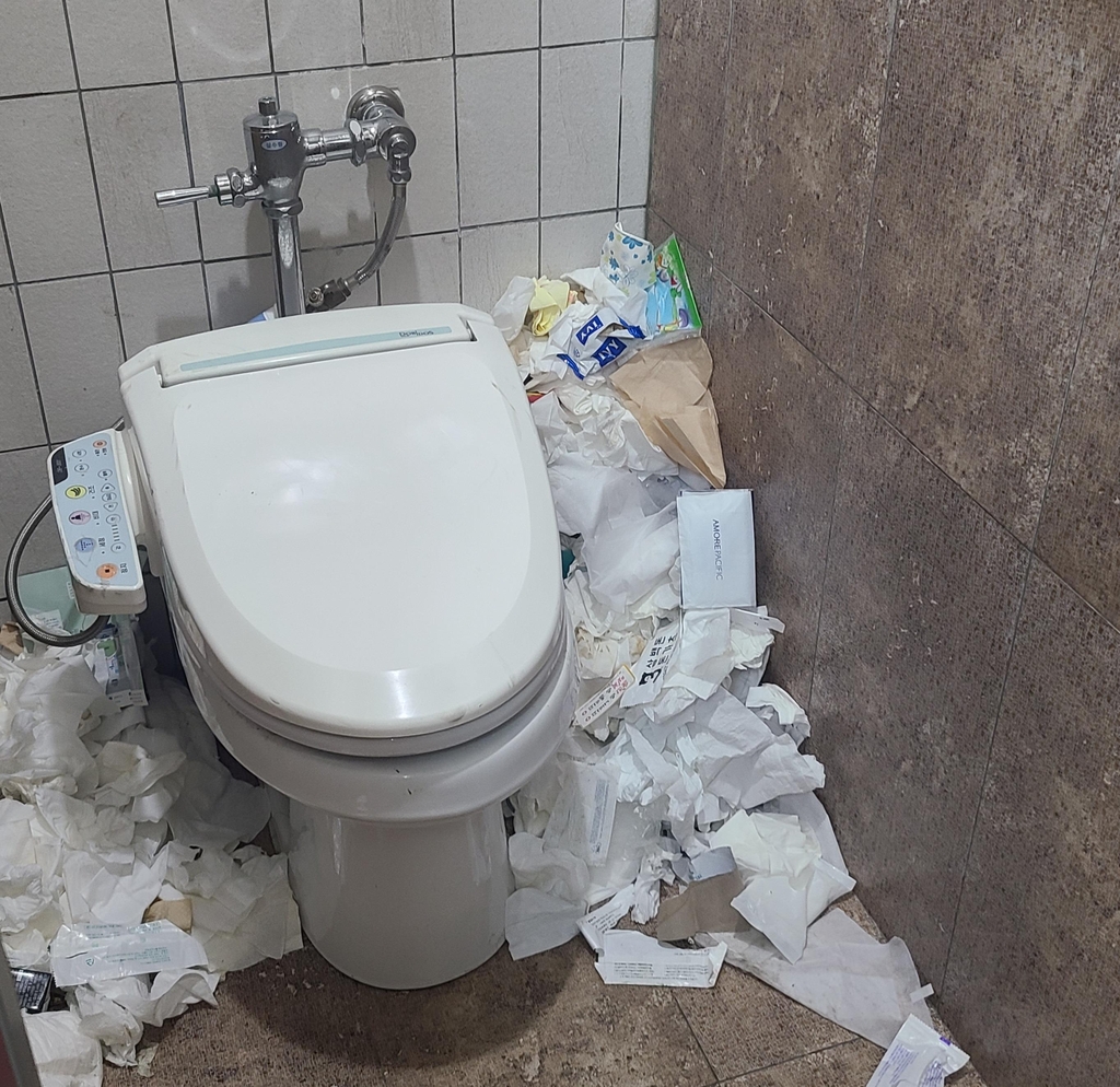 청와대 민원창구 연풍문 관리 '구멍'…화장실에는 쓰레기 가득