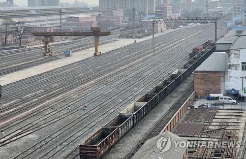북중 5월 교역액 한달새 80% 급감…화물열차 중단 탓