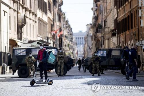 전동스쿠터에 신음하는 로마…보행자도 운전자도 '아슬아슬'