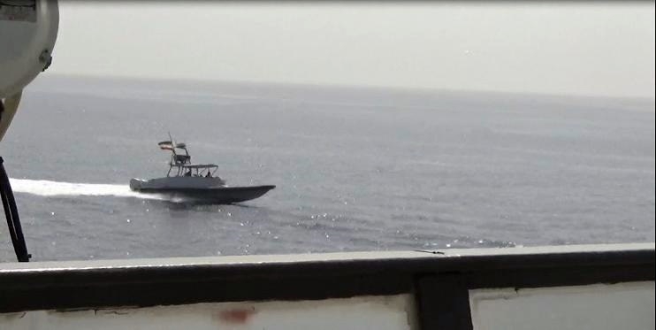미해군 함정, 호르무즈 해협서 이란 혁명수비대 고속정과 대치