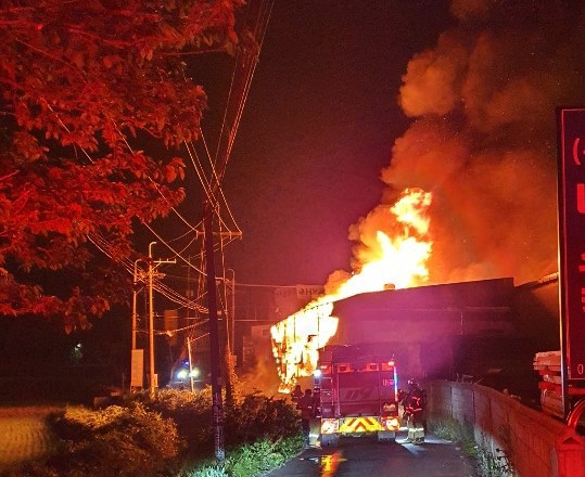 김포 목재공장서 불…건물 2개동 태워