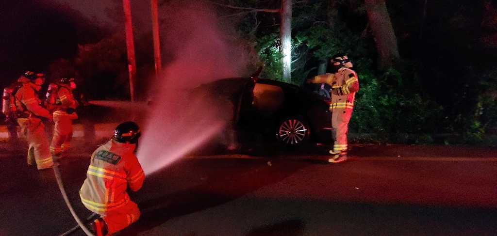 부산서 음주운전 차량, 가로등 충돌하고 불…운전자 부상