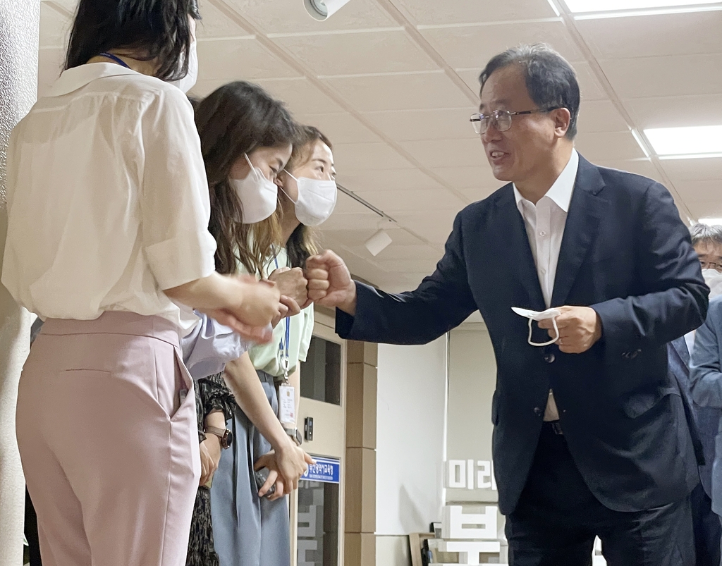 김석준 부산교육감 퇴임…"지난 8년간 보람차고 행복"