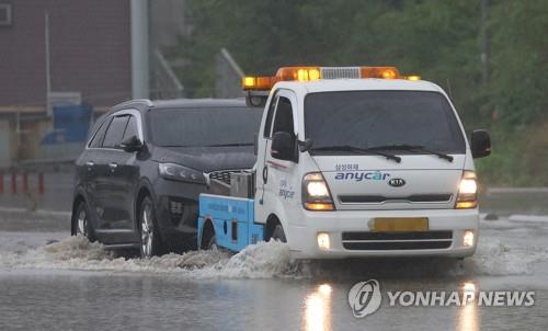 중부지방엔 물폭탄, 남부지방엔 찜통더위…극단 날씨에 '신음'