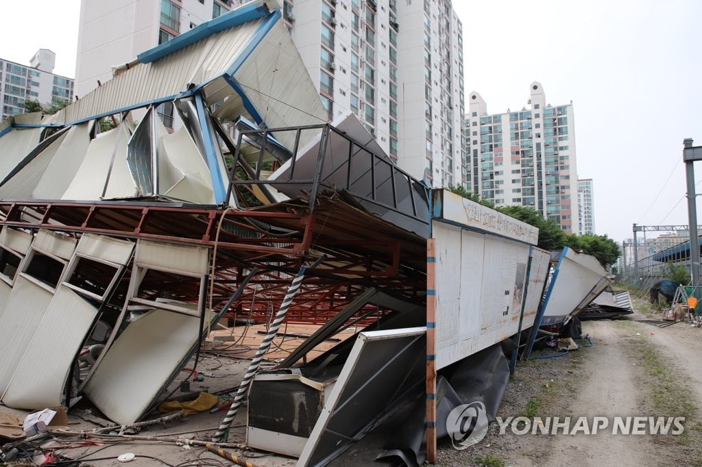 창동 민자역사 공사장 가건물 붕괴…3명 부상