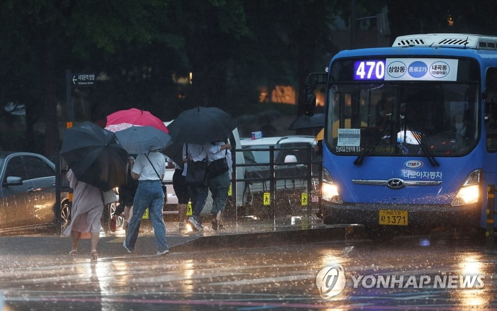 장맛비에 중랑천 수위 상승…동부간선도로 전면 통제