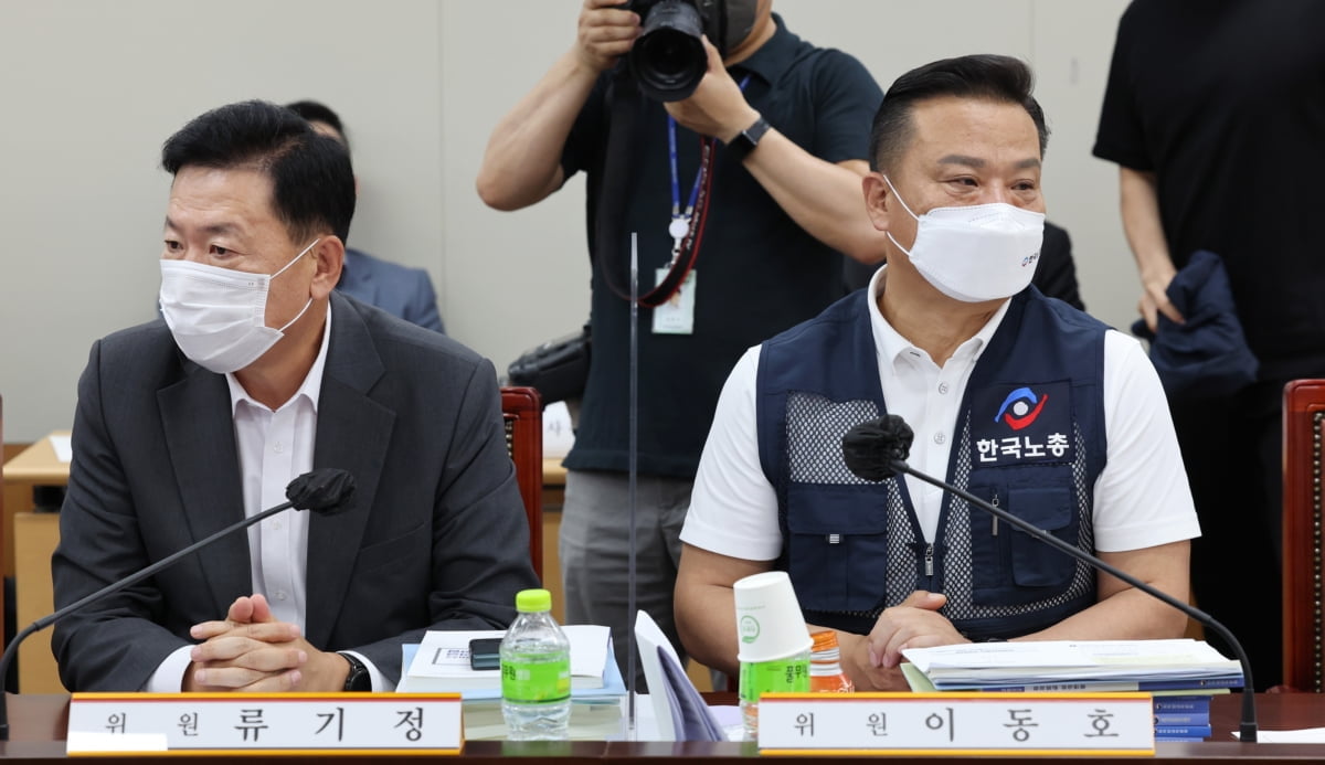 28일 오후 세종시 정부세종청사 최저임금위원회 회의실에서 열린 제7차 전원회의에서 사용자위원인 류기정 한국경영자총협회 전무(왼쪽)와 근로자위원인 이동호 한국노총 사무총장이 자리해 서로 다른 곳을 바라보고 있다.