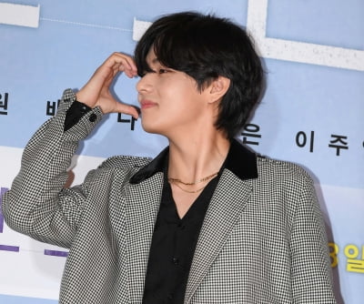 [TEN 포토] 방탄소년단 뷔 '월클의 멋진 하트'