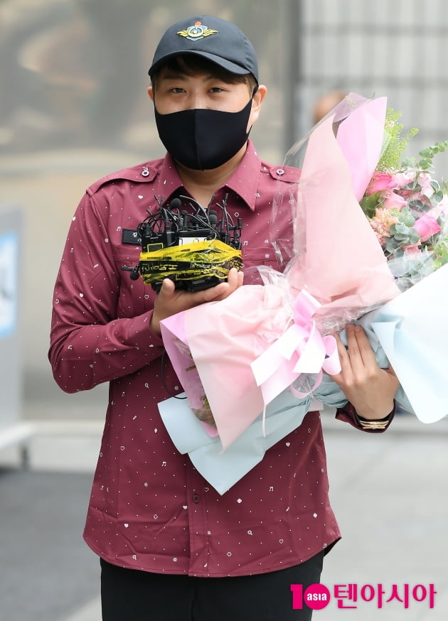 [TEN 포토] 김호중 소집해제 소감 "기다려준 팬들에 감사"