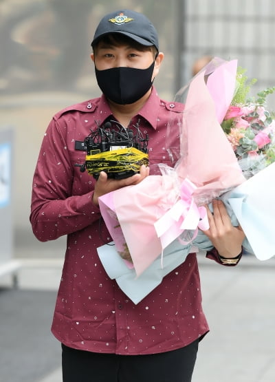 [TEN 포토] 김호중 소집해제 소감 "기다려준 팬들에 감사"