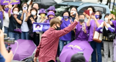 [TEN 포토] 김호중 '반가워요~'