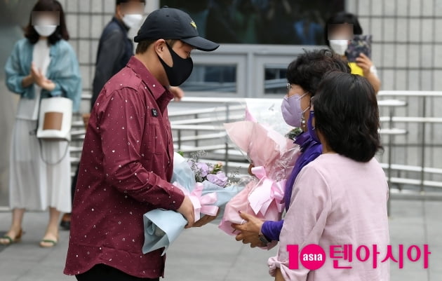[TEN 포토] 김호중, 꽃다발 받고 있는 트바로티