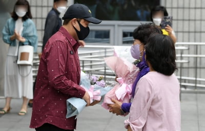 [TEN 포토] 김호중, 꽃다발 받고 있는 트바로티