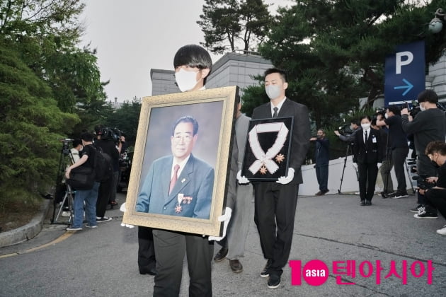 [TEN 포토] 故 송해 발인 금관문화훈장과 함께