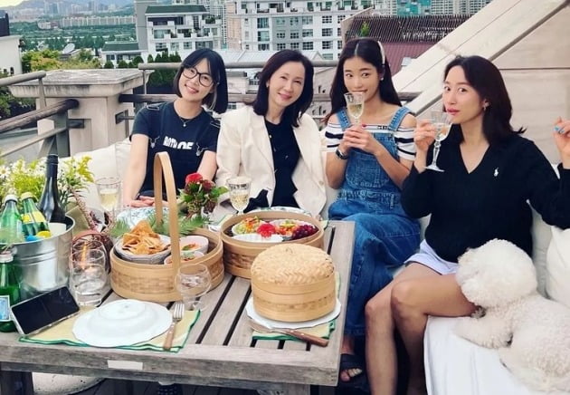 '치과의사♥' 전혜빈, 미녀 여배우들과 수다 파티…통통 D라인 자랑[TEN★]